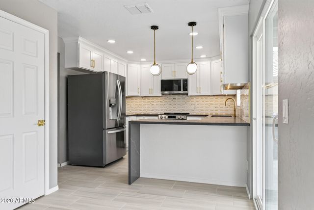 6333 W NEZ PERCE Street, Phoenix, AZ 85043