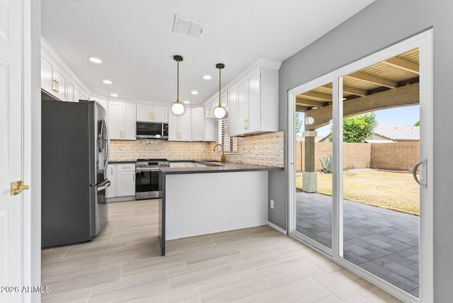 6333 W NEZ PERCE Street, Phoenix, AZ 85043