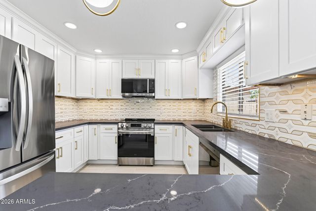 6333 W NEZ PERCE Street, Phoenix, AZ 85043