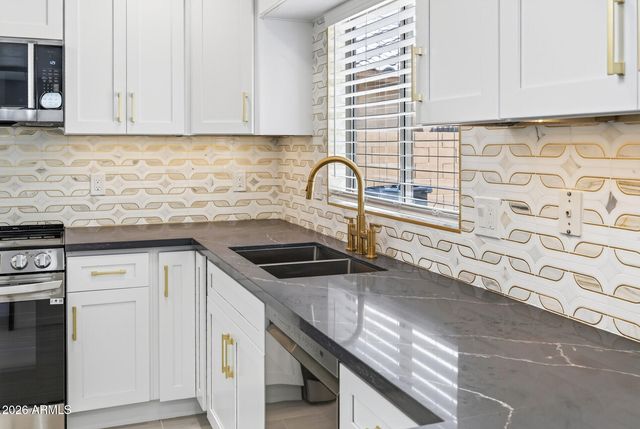 6333 W NEZ PERCE Street, Phoenix, AZ 85043