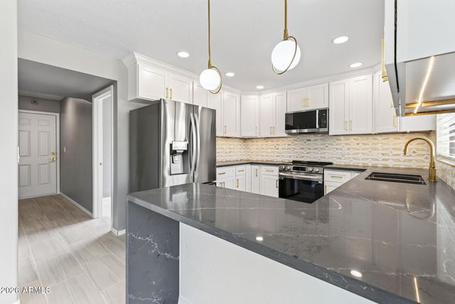 6333 W NEZ PERCE Street, Phoenix, AZ 85043
