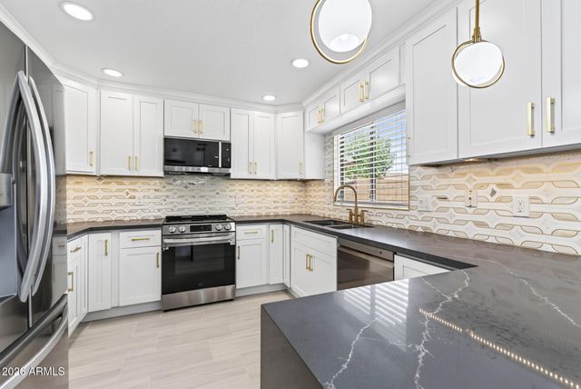 6333 W NEZ PERCE Street, Phoenix, AZ 85043