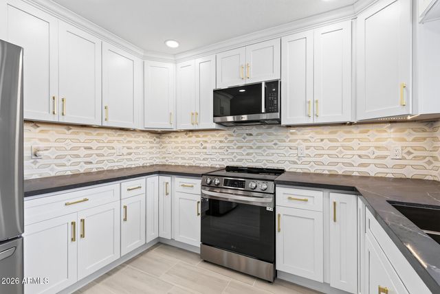 6333 W NEZ PERCE Street, Phoenix, AZ 85043