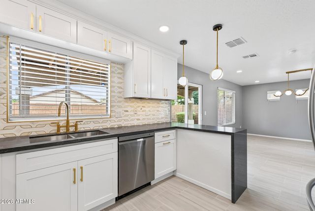 6333 W NEZ PERCE Street, Phoenix, AZ 85043