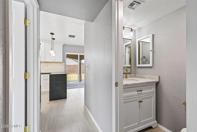 6333 W NEZ PERCE Street, Phoenix, AZ 85043