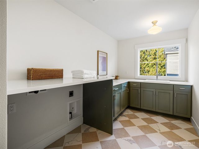 6807 54th Avenue NE, Seattle, WA 98115