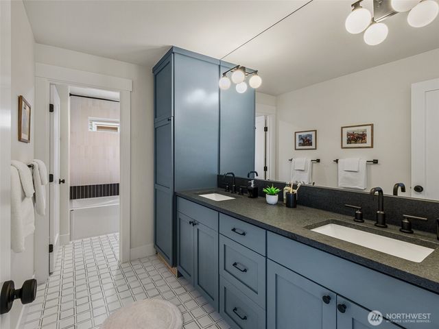 6807 54th Avenue NE, Seattle, WA 98115