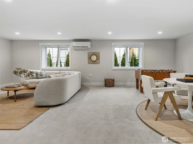 6807 54th Avenue NE, Seattle, WA 98115