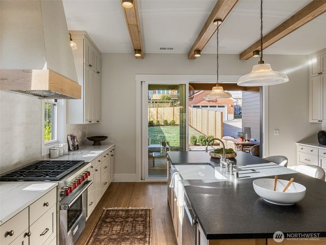 6807 54th Avenue NE, Seattle, WA 98115