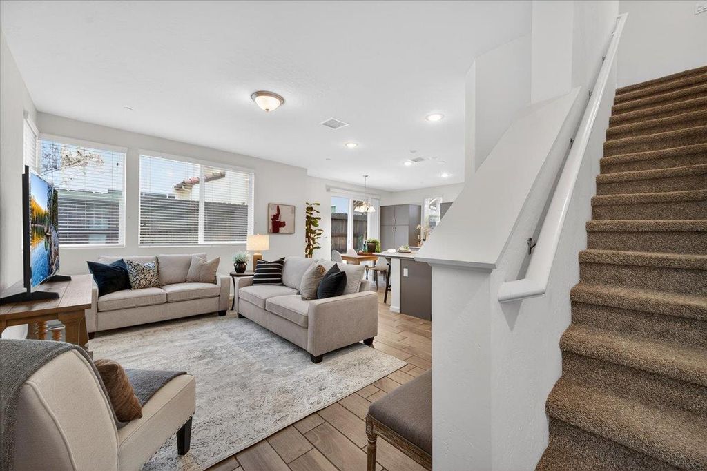 Image 3 of property listing at 2015 N Walling Lane, Clovis, CA 93619