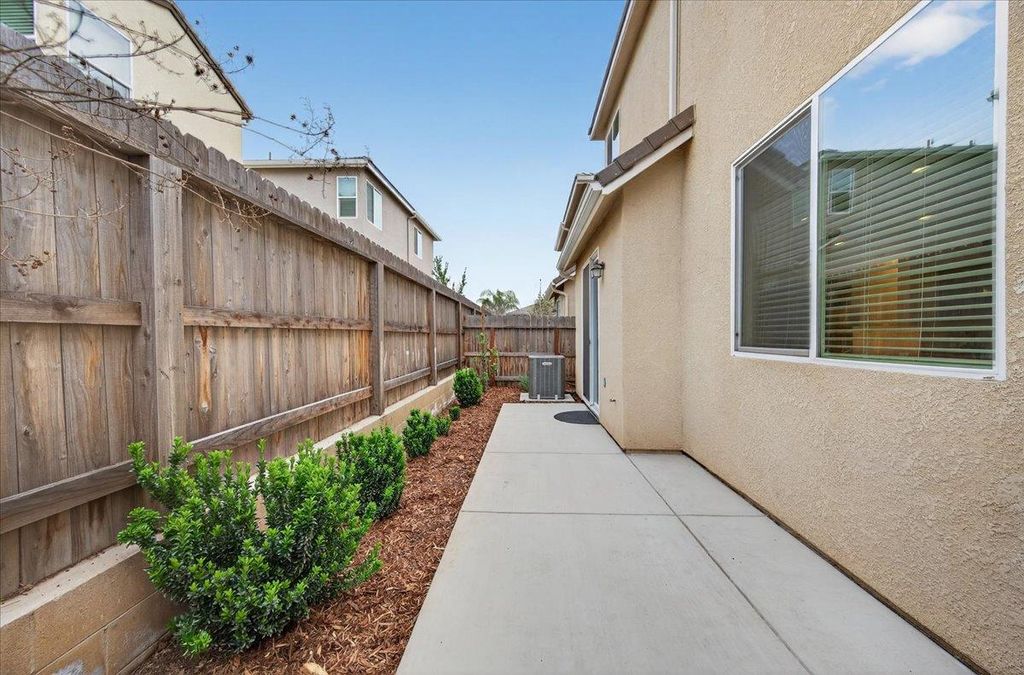 Image 40 of property listing at 2015 N Walling Lane, Clovis, CA 93619