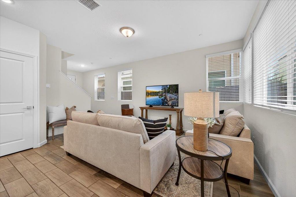 Image 7 of property listing at 2015 N Walling Lane, Clovis, CA 93619