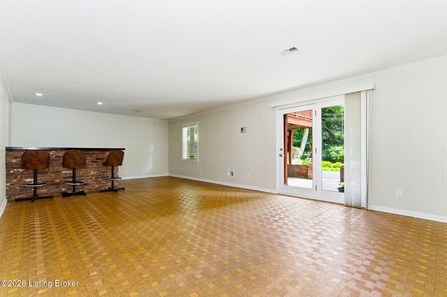 7814 Crown Top Rd, Louisville, KY 40241