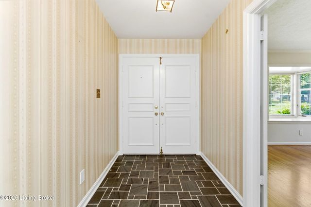 7814 Crown Top Rd, Louisville, KY 40241