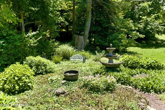 7814 Crown Top Rd, Louisville, KY 40241