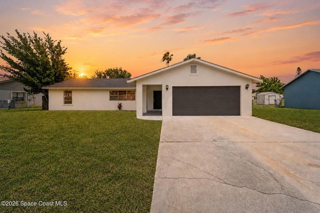 901 Grandeur Street SE, Palm Bay, FL 32909