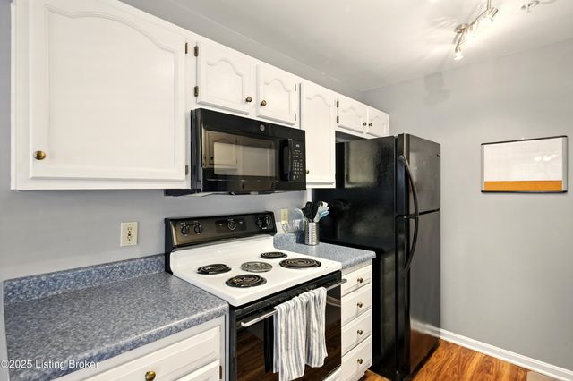 225 Crescent Hill Pl APT 105, Louisville, KY 40206