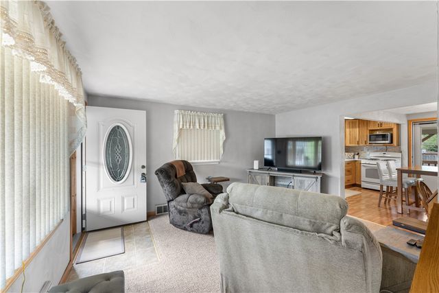 203 George St, Jeannette, PA 15644