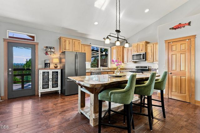 1890 Murrelet Drive, Redmond, OR 97756