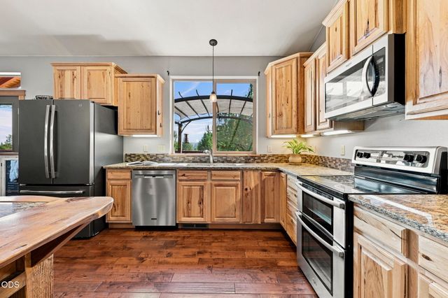 1890 Murrelet Drive, Redmond, OR 97756
