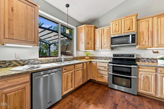 1890 Murrelet Drive, Redmond, OR 97756
