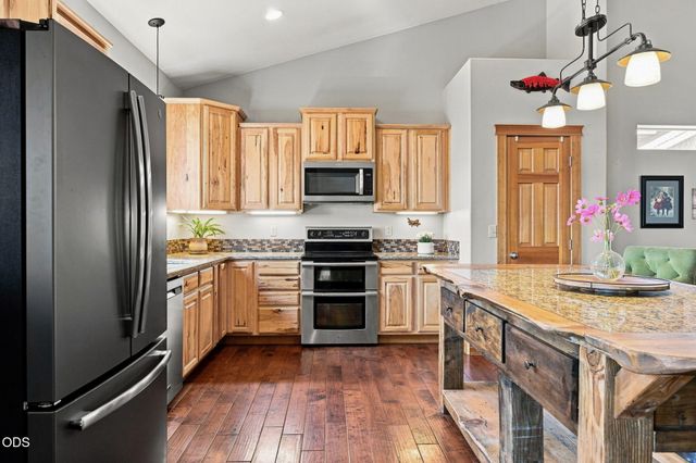 1890 Murrelet Drive, Redmond, OR 97756