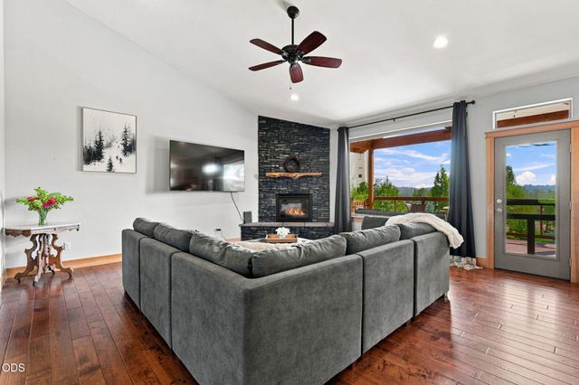 1890 Murrelet Drive, Redmond, OR 97756