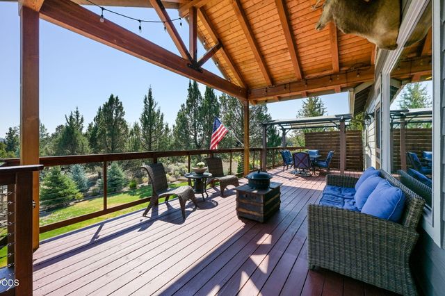 1890 Murrelet Drive, Redmond, OR 97756