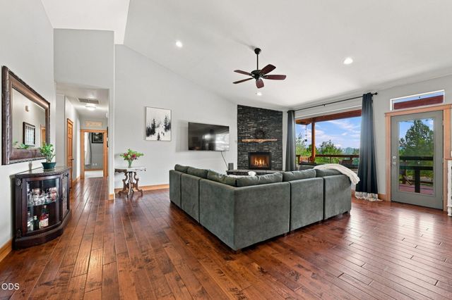 1890 Murrelet Drive, Redmond, OR 97756