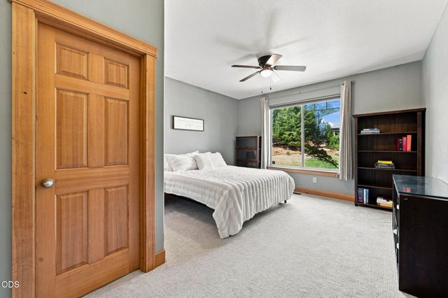 1890 Murrelet Drive, Redmond, OR 97756