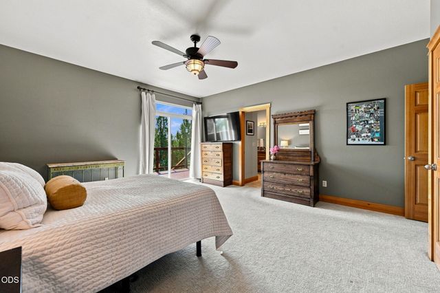 1890 Murrelet Drive, Redmond, OR 97756