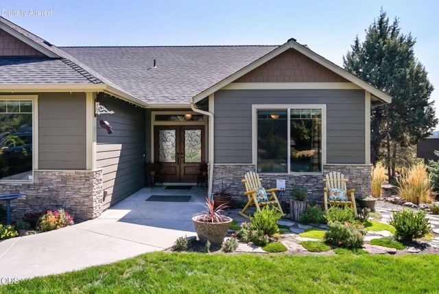 1890 Murrelet Drive, Redmond, OR 97756