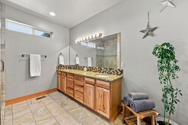 1890 Murrelet Drive, Redmond, OR 97756