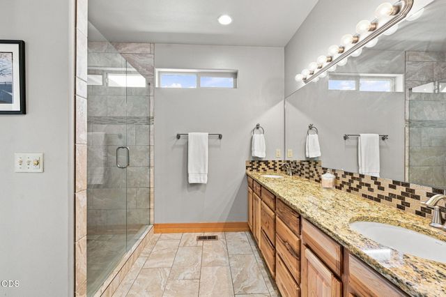 1890 Murrelet Drive, Redmond, OR 97756