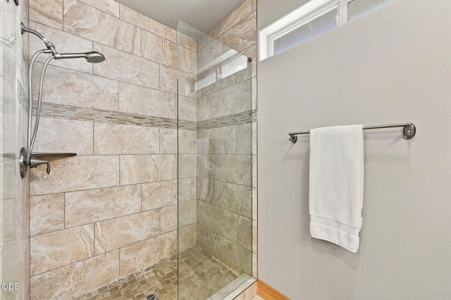 1890 Murrelet Drive, Redmond, OR 97756