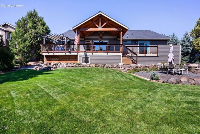 1890 Murrelet Drive, Redmond, OR 97756
