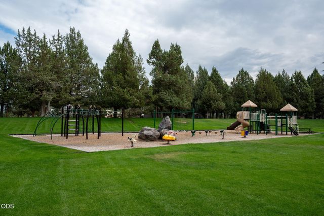1890 Murrelet Drive, Redmond, OR 97756
