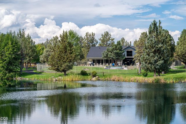 1890 Murrelet Drive, Redmond, OR 97756
