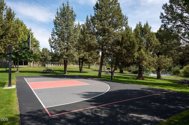 1890 Murrelet Drive, Redmond, OR 97756