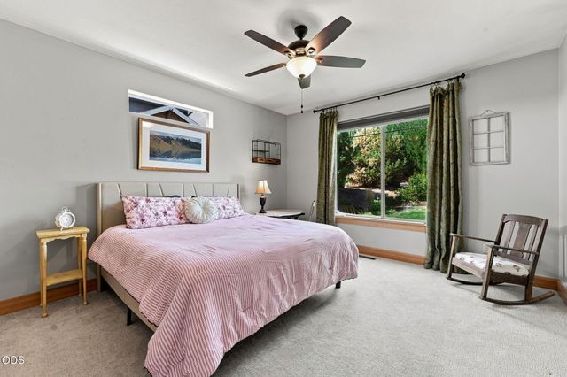 1890 Murrelet Drive, Redmond, OR 97756