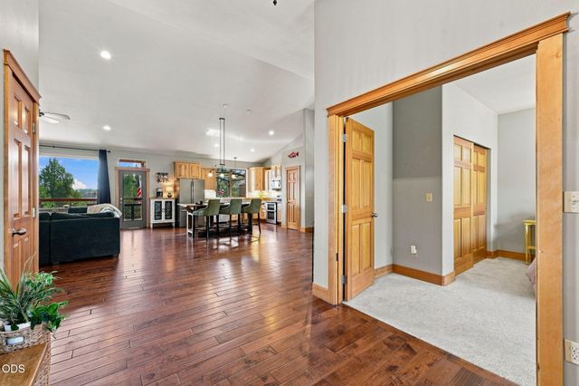 1890 Murrelet Drive, Redmond, OR 97756