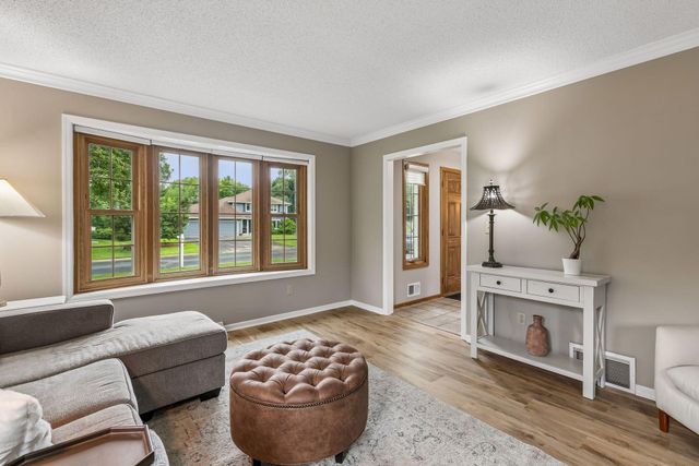900 Nina Court, Mendota Heights, MN 55118