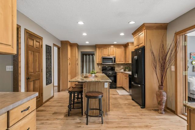 900 Nina Court, Mendota Heights, MN 55118