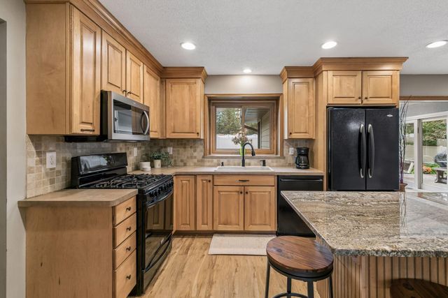 900 Nina Court, Mendota Heights, MN 55118