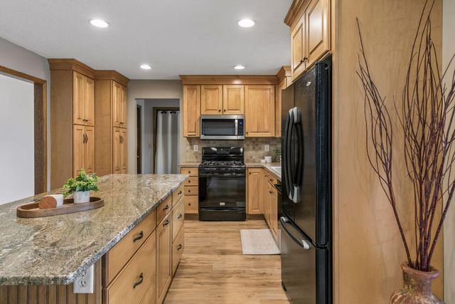 900 Nina Court, Mendota Heights, MN 55118