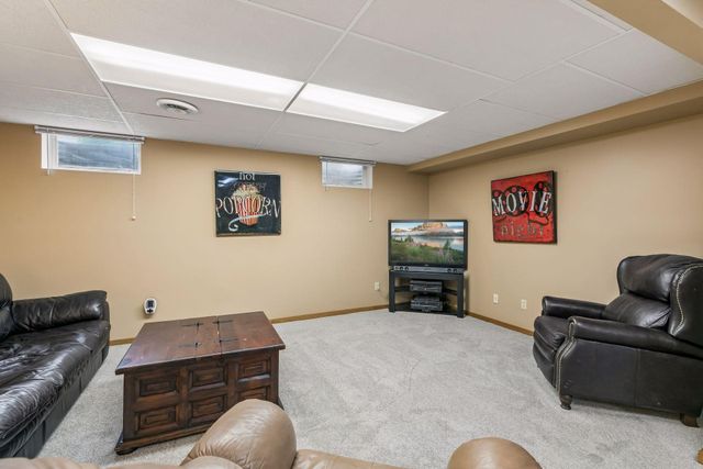 900 Nina Court, Mendota Heights, MN 55118