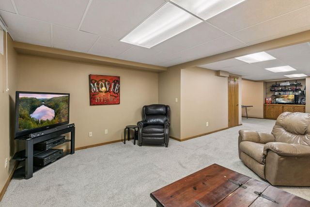900 Nina Court, Mendota Heights, MN 55118