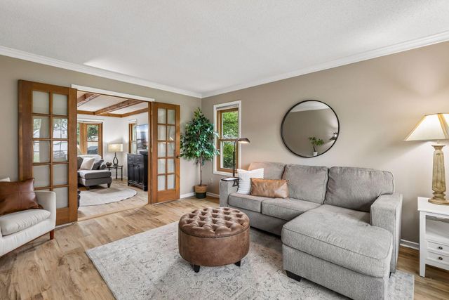 900 Nina Court, Mendota Heights, MN 55118
