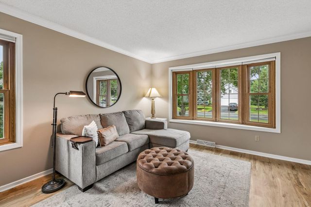 900 Nina Court, Mendota Heights, MN 55118