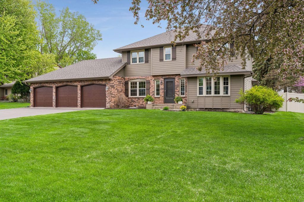 900 Nina Court, Mendota Heights, MN 55118